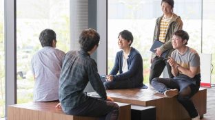 システム開発はSESと派遣どっちがいい？契約・コスト・リスクから選び方を解説！