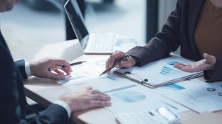 【2026年版】SESの単価相場はいくら？職種・経験年数・契約形態別に徹底解説