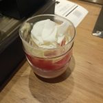 ゴミやカップは脇に置きましょう